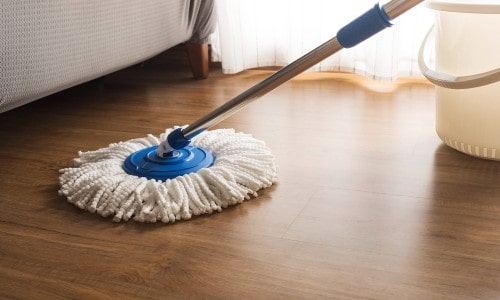 hoe een houten vloer schoonmaken met azijn