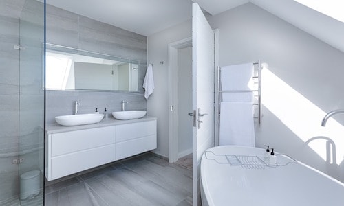 Handige tips om badkamer stralend schoon te houden